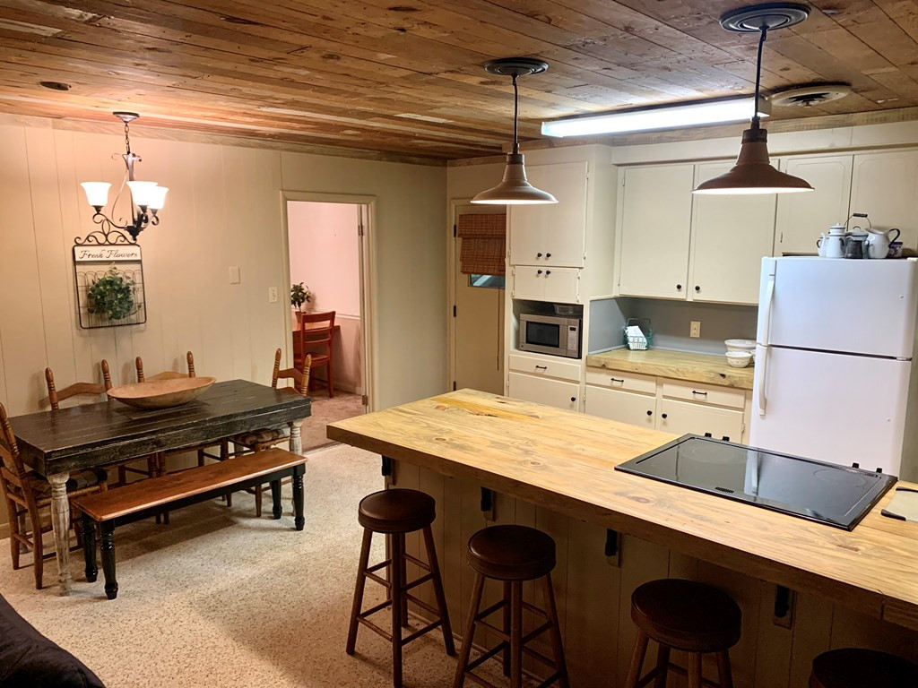 6278 North Greensburg Road Summit, MS 39666 - Photo 4 of 14 Bar with seating