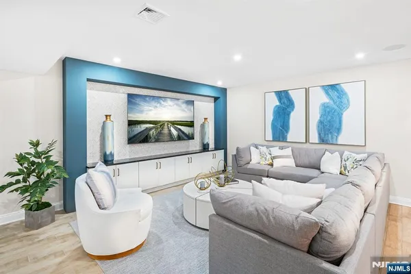 $1,549,000 | 3 Woodmont Circle, River Vale, NJ 07675