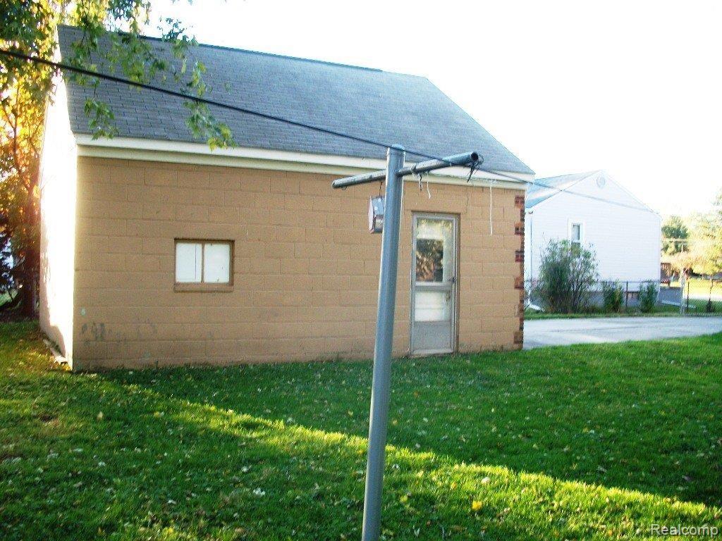 14832 East 10 Mile Road Warren, MI 48089 - Photo 5 of 17 garage side