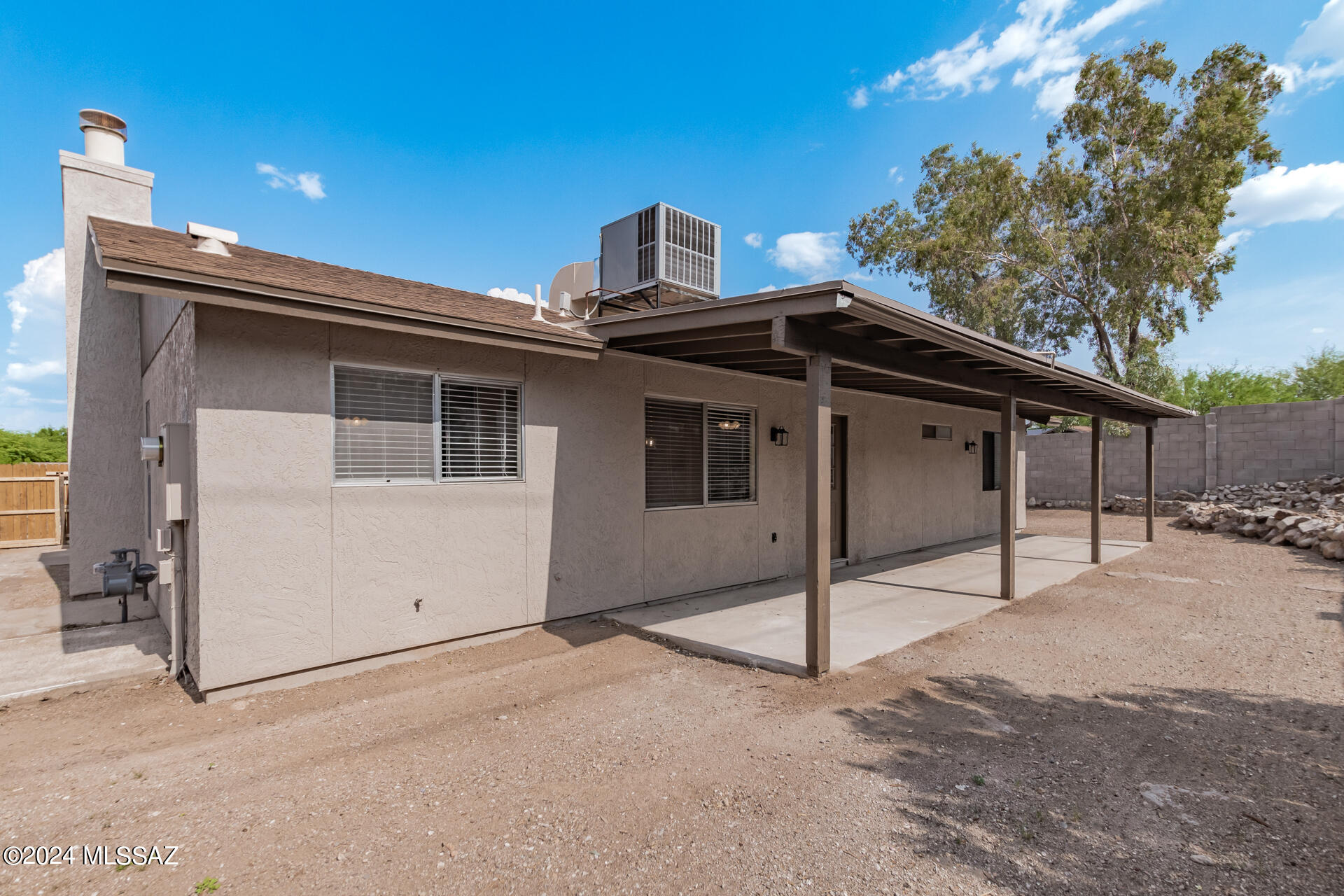 1454 South Gecko Road Tucson, AZ 85713 - Photo 22 of 24 a front view of a house with parking space