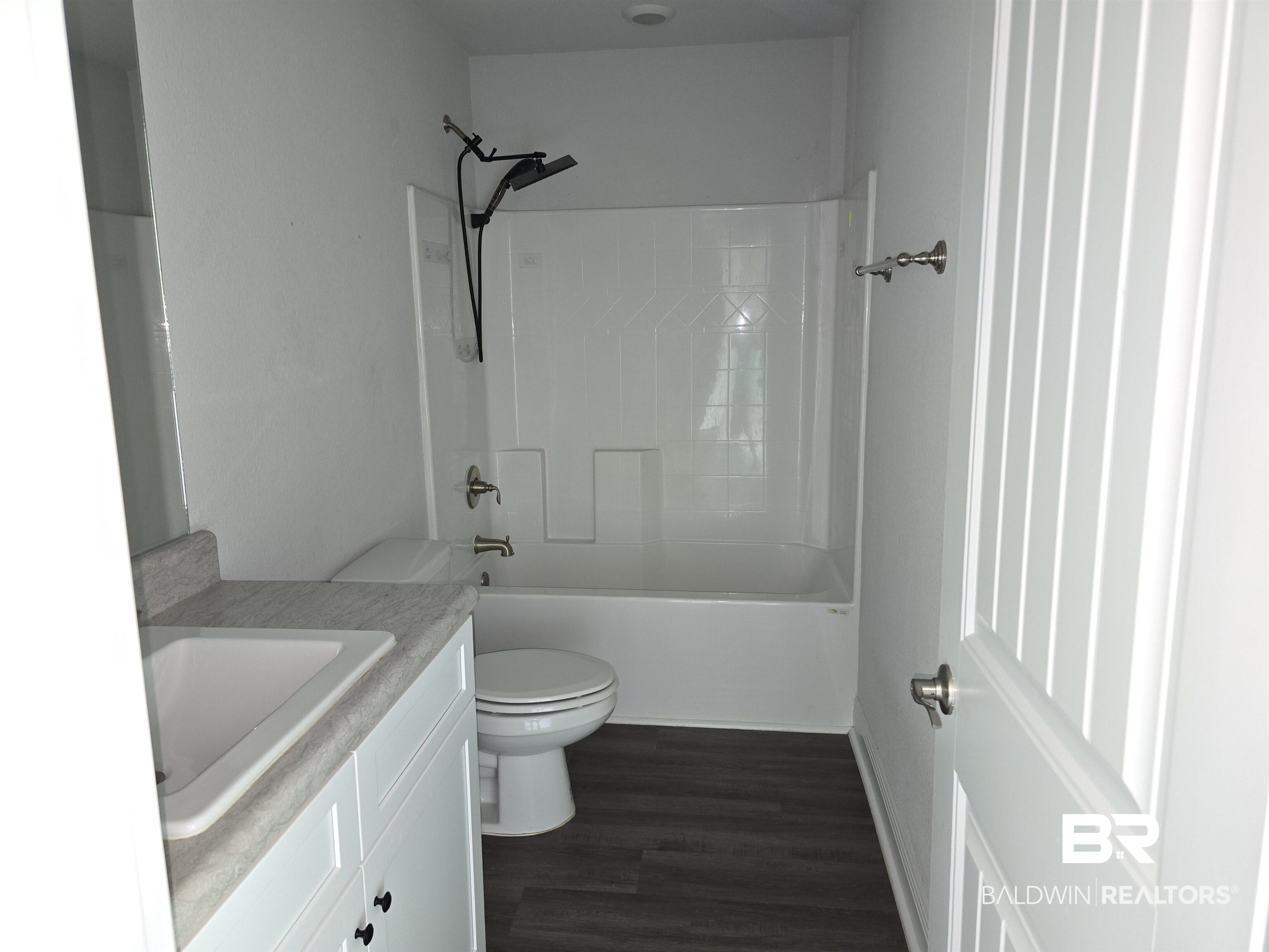 23035 Ridgewood Drive Robertsdale, AL 36567 - Photo 13 of 17 Guest Bath