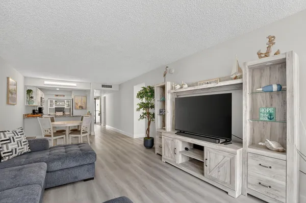 $5,500 | 8 Royal Palm Way, Unit 107, Boca Raton, FL 33432