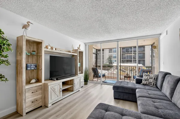 $5,500 | 8 Royal Palm Way, Unit 107, Boca Raton, FL 33432