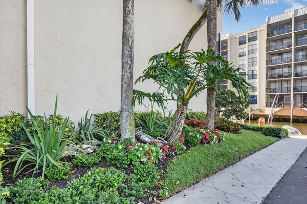 $5,500 | 8 Royal Palm Way, Unit 107, Boca Raton, FL 33432