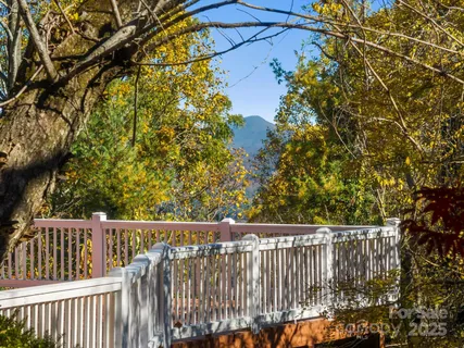 $449,000 | 20 Fairview Heights Drive, Hendersonville, NC 28739