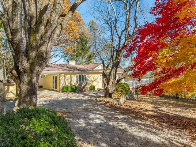 $449,000 | 20 Fairview Heights Drive, Hendersonville, NC 28739