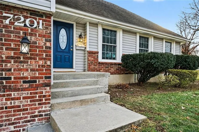 $425,000 | 7201 West 99th Street, Overland Park, KS 66212