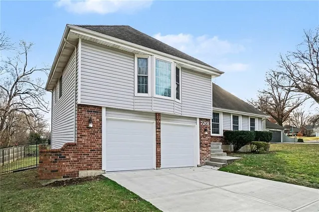 $425,000 | 7201 West 99th Street, Overland Park, KS 66212