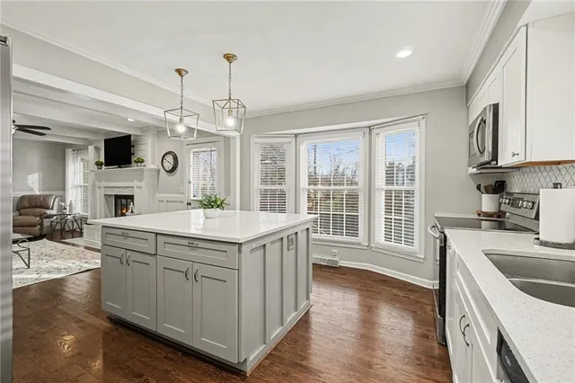 $425,000 | 7201 West 99th Street, Overland Park, KS 66212