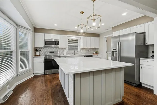 $425,000 | 7201 West 99th Street, Overland Park, KS 66212