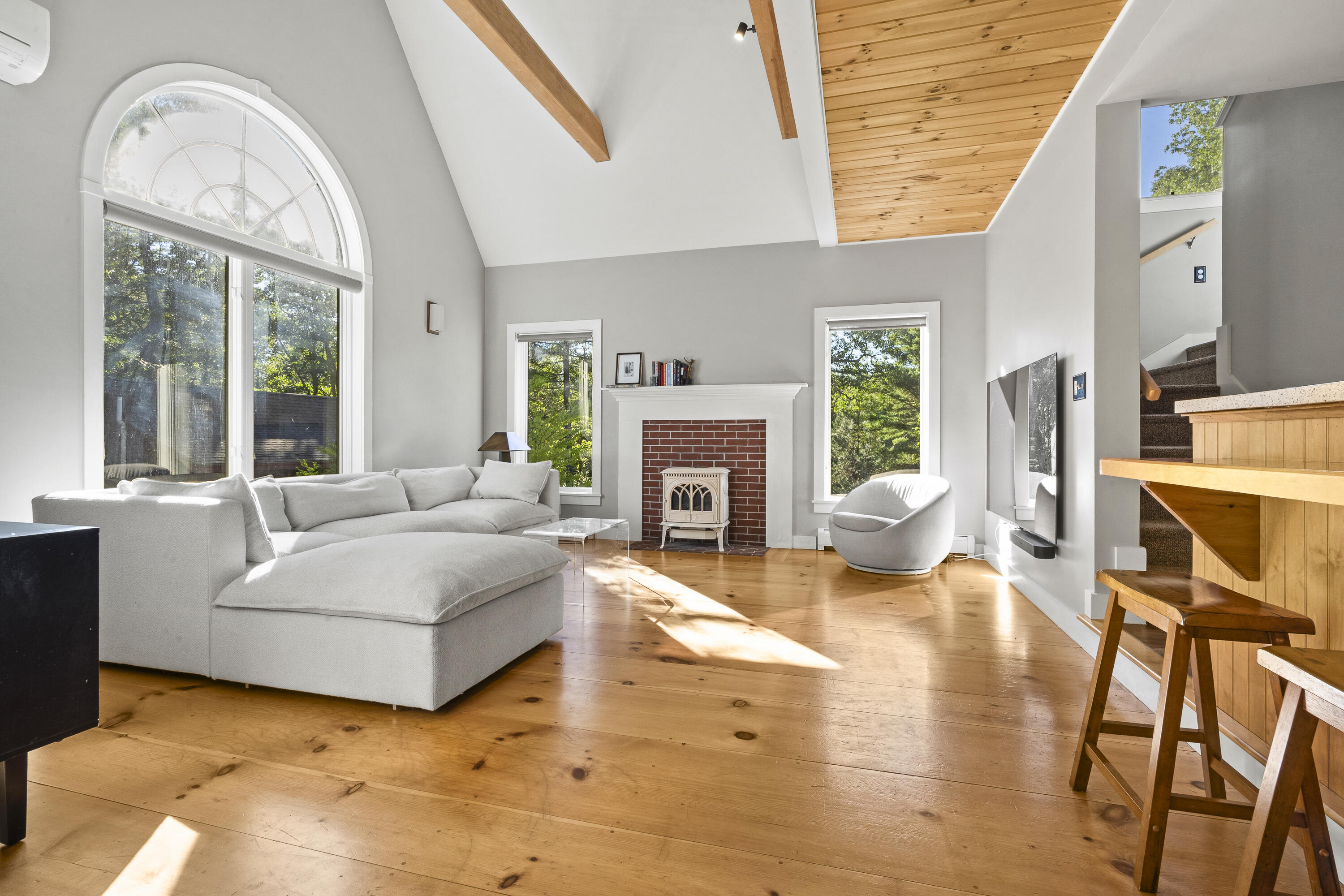 410 Gilman Road Yarmouth, ME 04096 - Photo 17 of 48 Living room