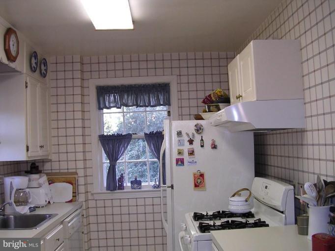 9504 St Andrews Way Silver Spring, MD 20901 - Photo 4 of 12 Kitchen