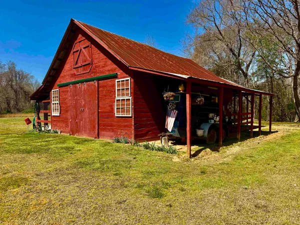 a view of a house with backyard