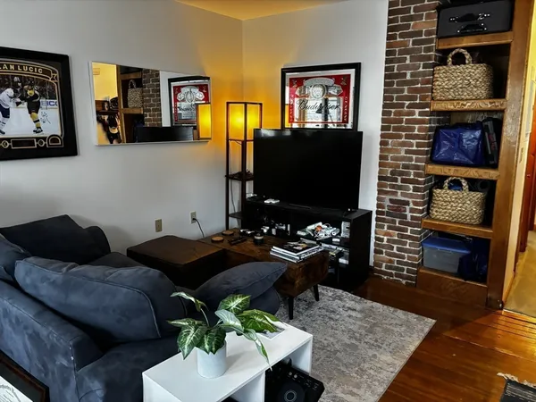 $2,500 | 182 H Street, Unit 2, Boston, MA 02127