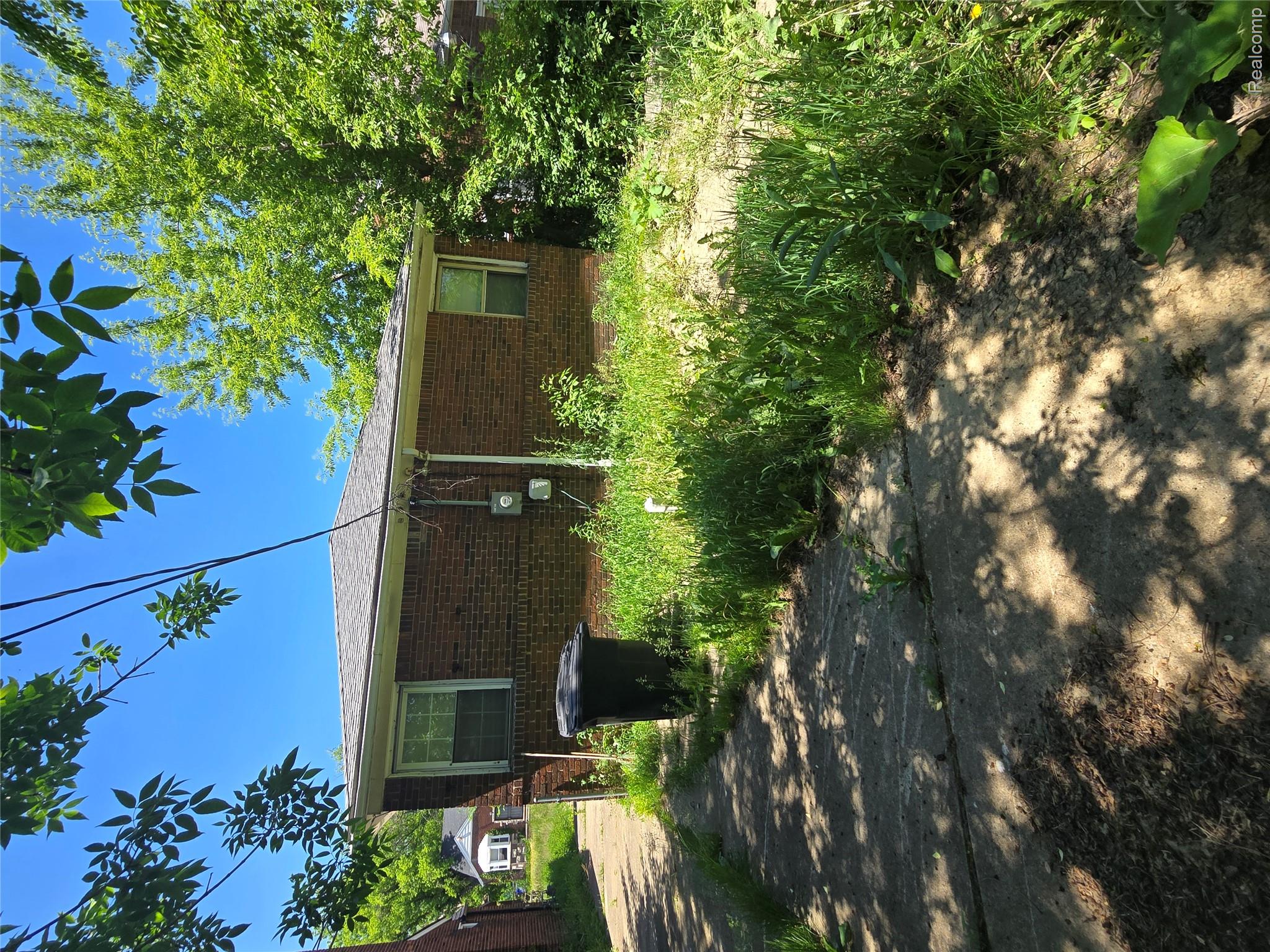 10342 Roxbury Street Detroit, MI 48224 - Photo 5 of 30 20260529_134217.jpg