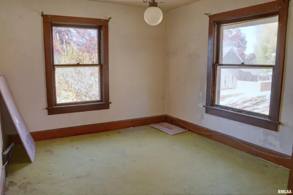 $21,000 | 821 East Washington Street, Macomb, IL 61455