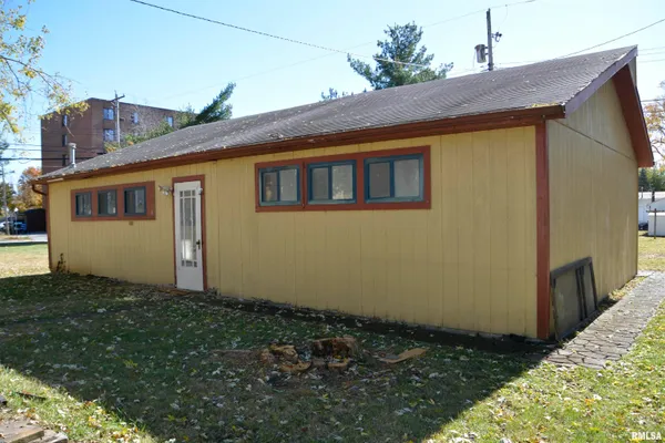 $21,000 | 821 East Washington Street, Macomb, IL 61455