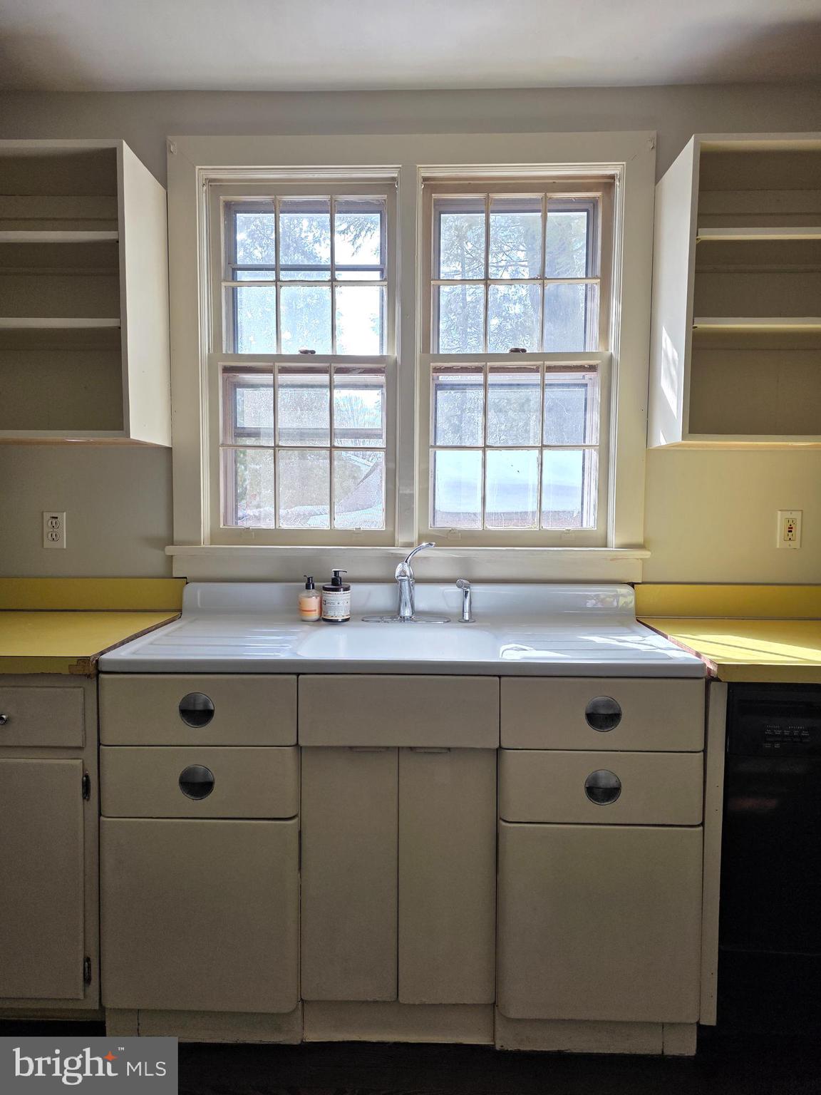 370 Eggert Crossing Road Lawrenceville, NJ 08648 - Photo 6 of 11 a bathroom with a sink and a bathtub