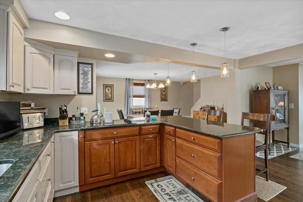 8 Sandra Road Peabody, MA 01960 - Photo 4 of 21 Gallery Image 4