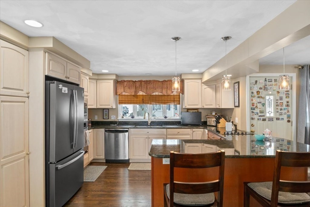 8 Sandra Road Peabody, MA 01960 - Photo 5 of 21 Gallery Image 5