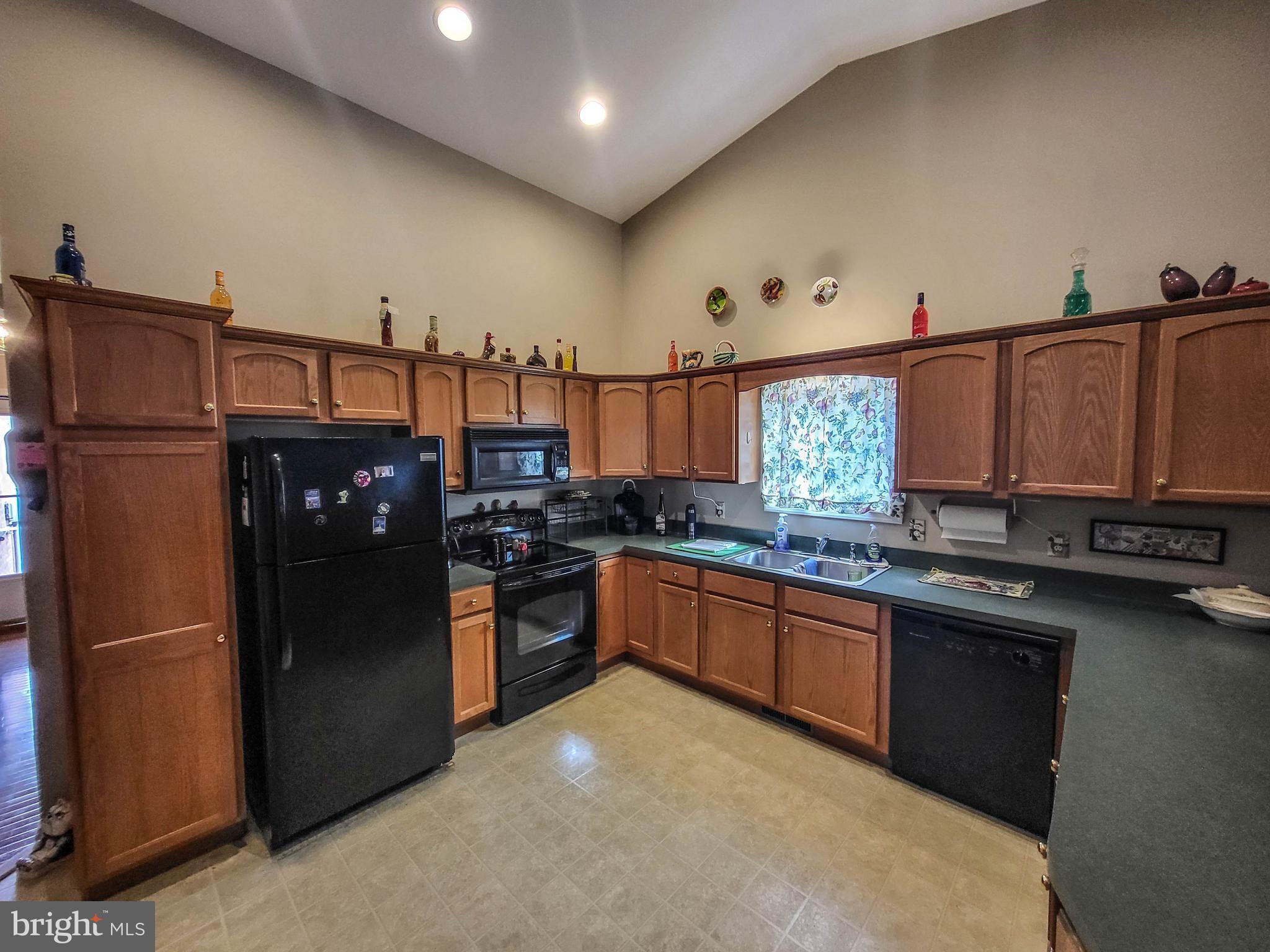 1261 Progress Road Chambersburg, PA 17201 - Photo 6 of 20 All appliances stay