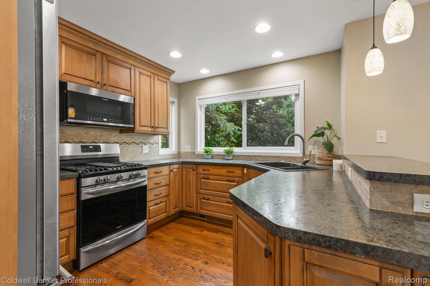 24676 Jamestowne Road Novi, MI 48375 - Photo 7 of 30 Gourmet Kitchen