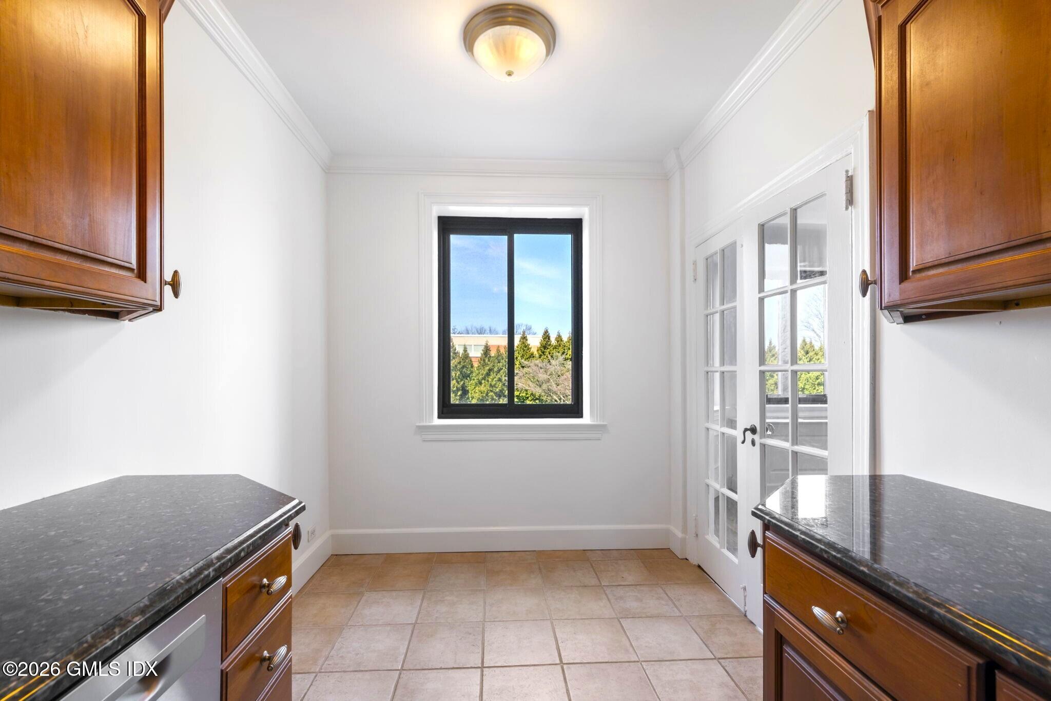 47 Lafayette Place, Unit 2D Greenwich, CT 06830 - Photo 12 of 33 Eat-in Kitchen