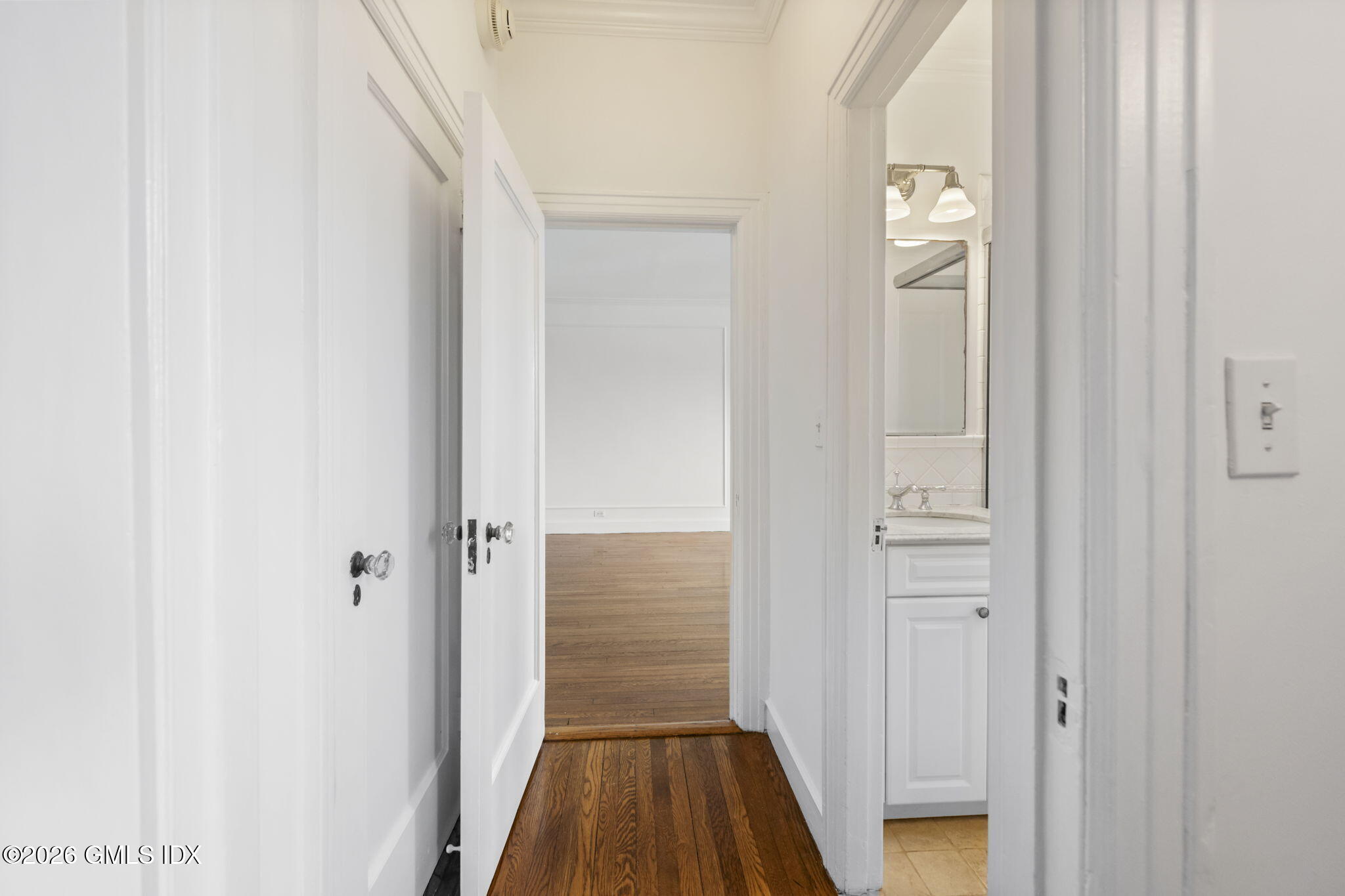 47 Lafayette Place, Unit 2D Greenwich, CT 06830 - Photo 15 of 33 Hallway Views