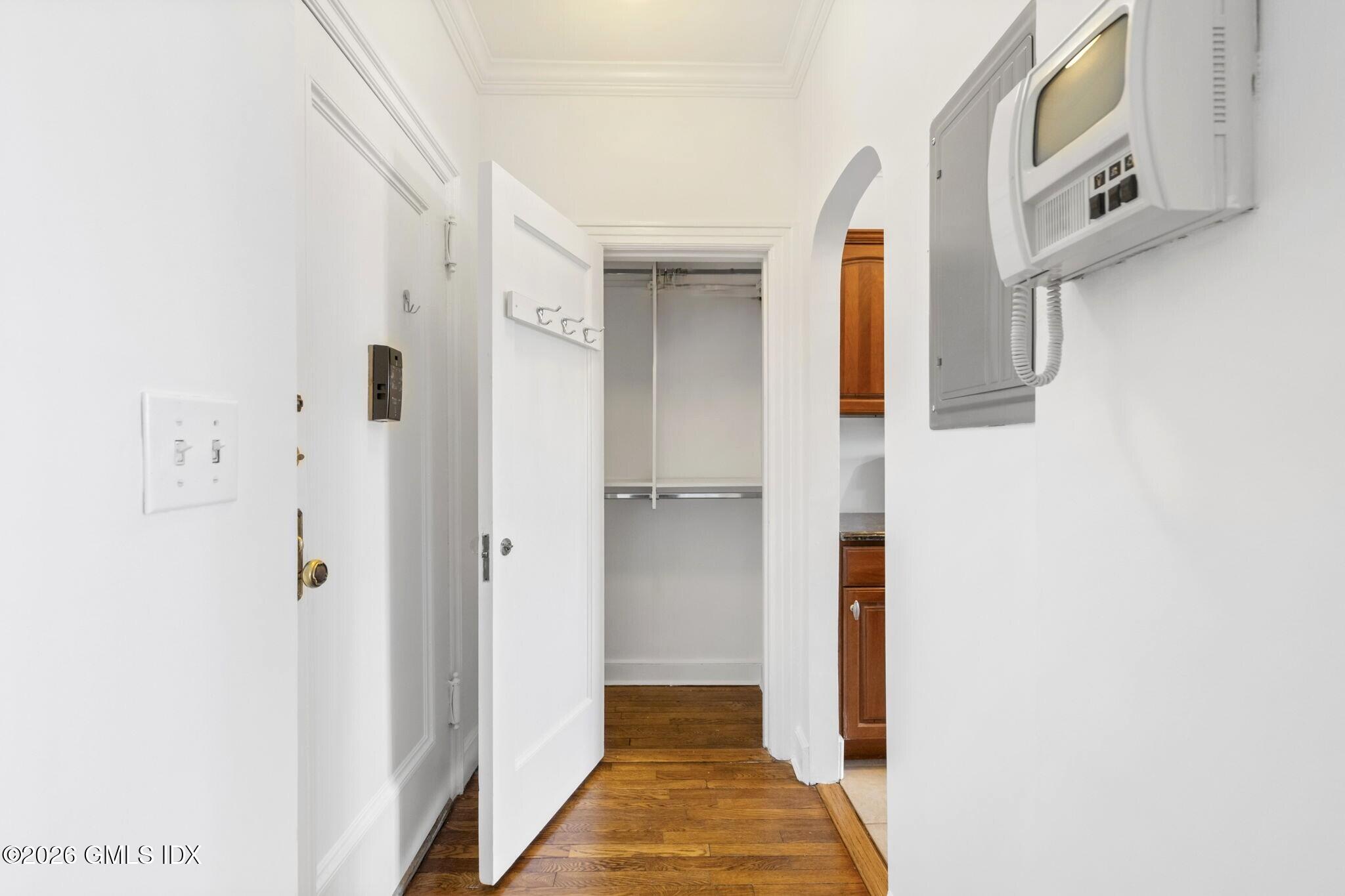 47 Lafayette Place, Unit 2D Greenwich, CT 06830 - Photo 6 of 33 Entrance