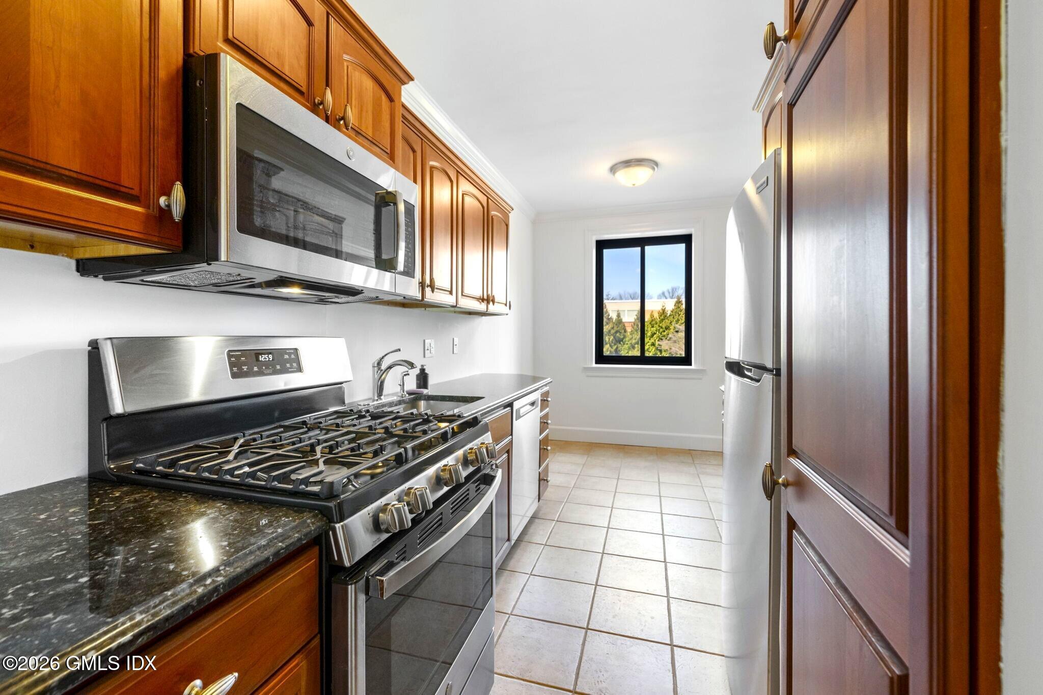 47 Lafayette Place, Unit 2D Greenwich, CT 06830 - Photo 10 of 33 Kitchen