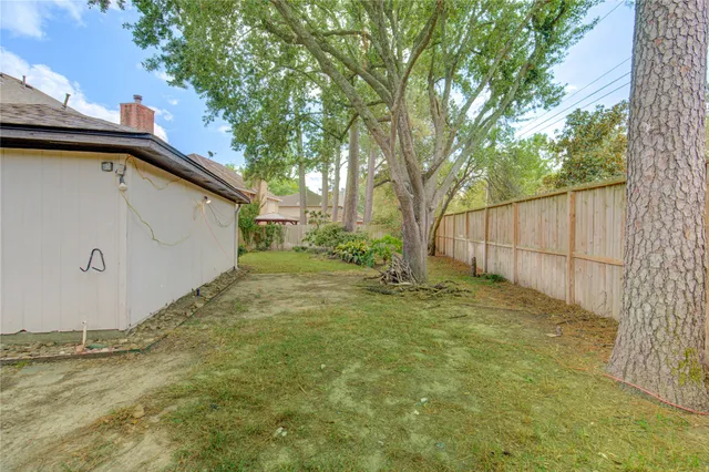 a view of a backyard