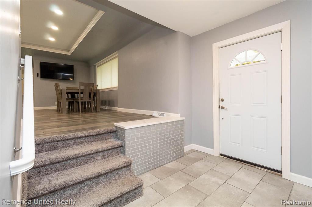 5585 Halsted Road West Bloomfield, MI 48322 - Photo 4 of 37