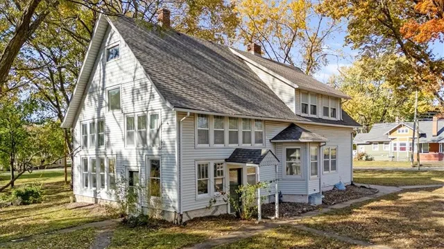 $329,950 | 807 Highgrove Road, Grandview, MO 64030