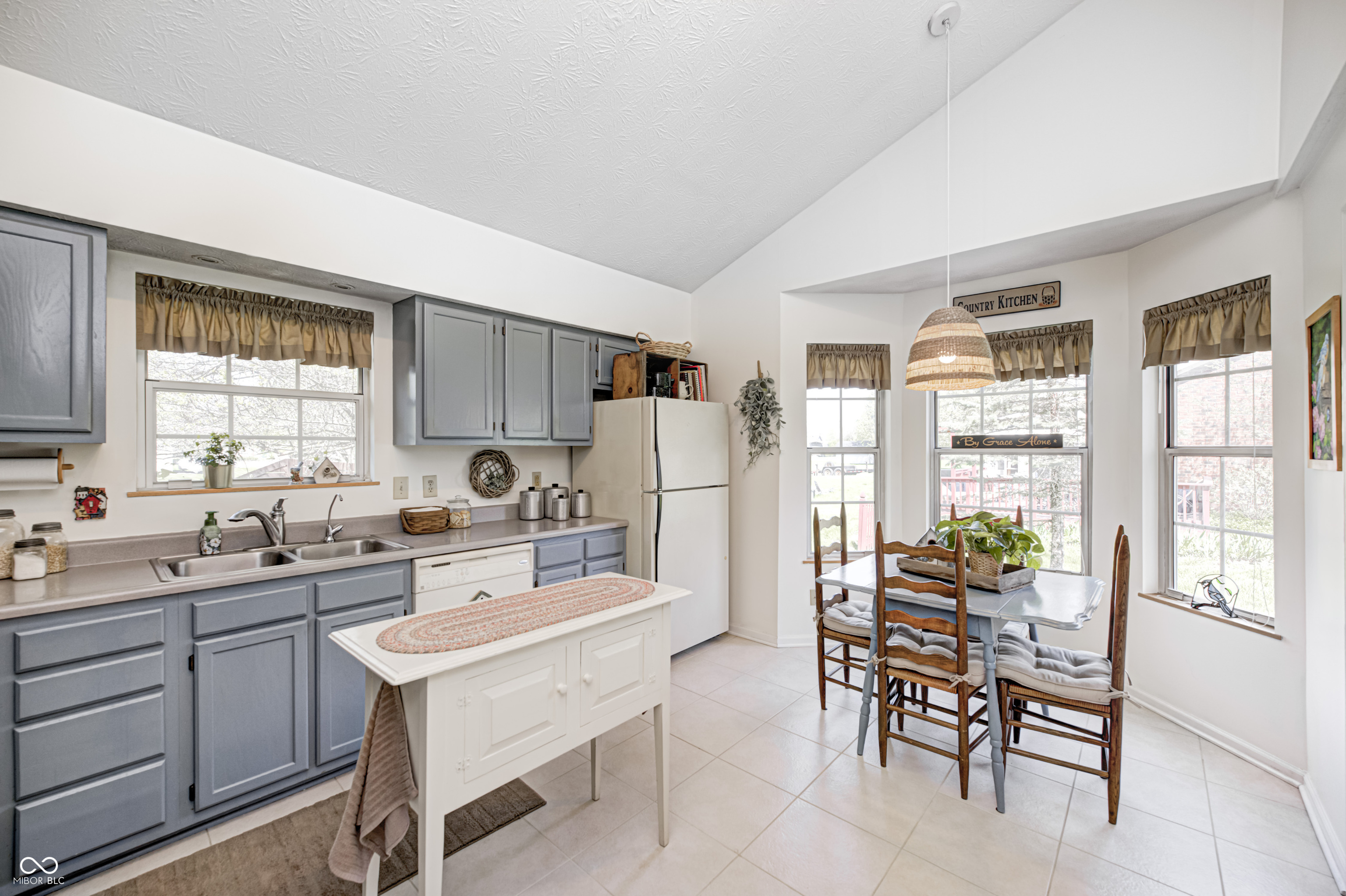 7114 Hickory Road Indianapolis, IN 46259 - Photo 10 of 39 Gallery Image 10