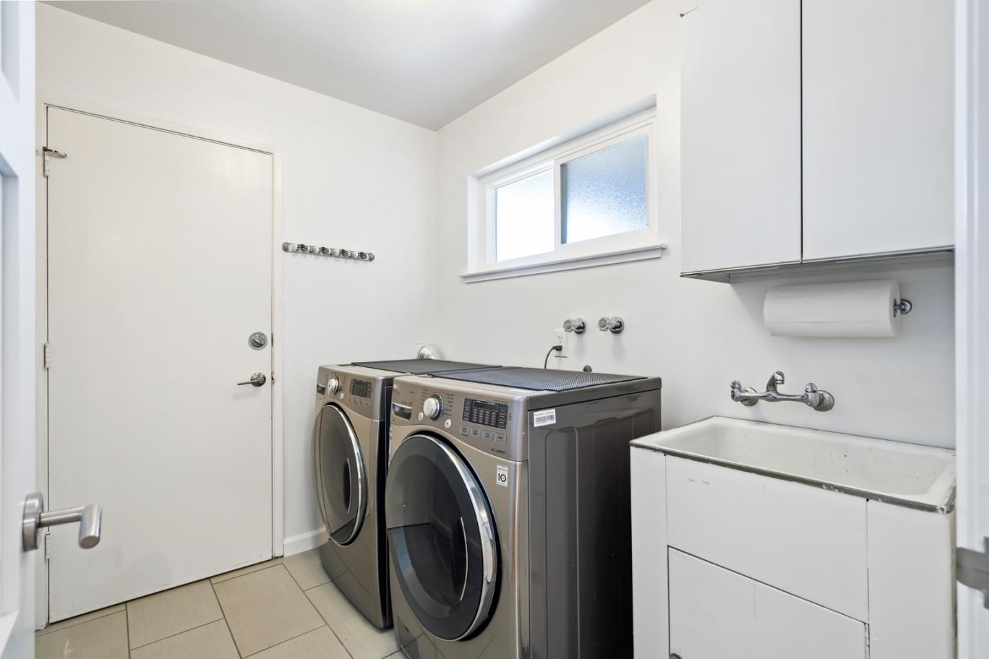 863 Viewridge Drive San Mateo, CA 94403 - Photo 44 of 50 a utility room with dryer and washer