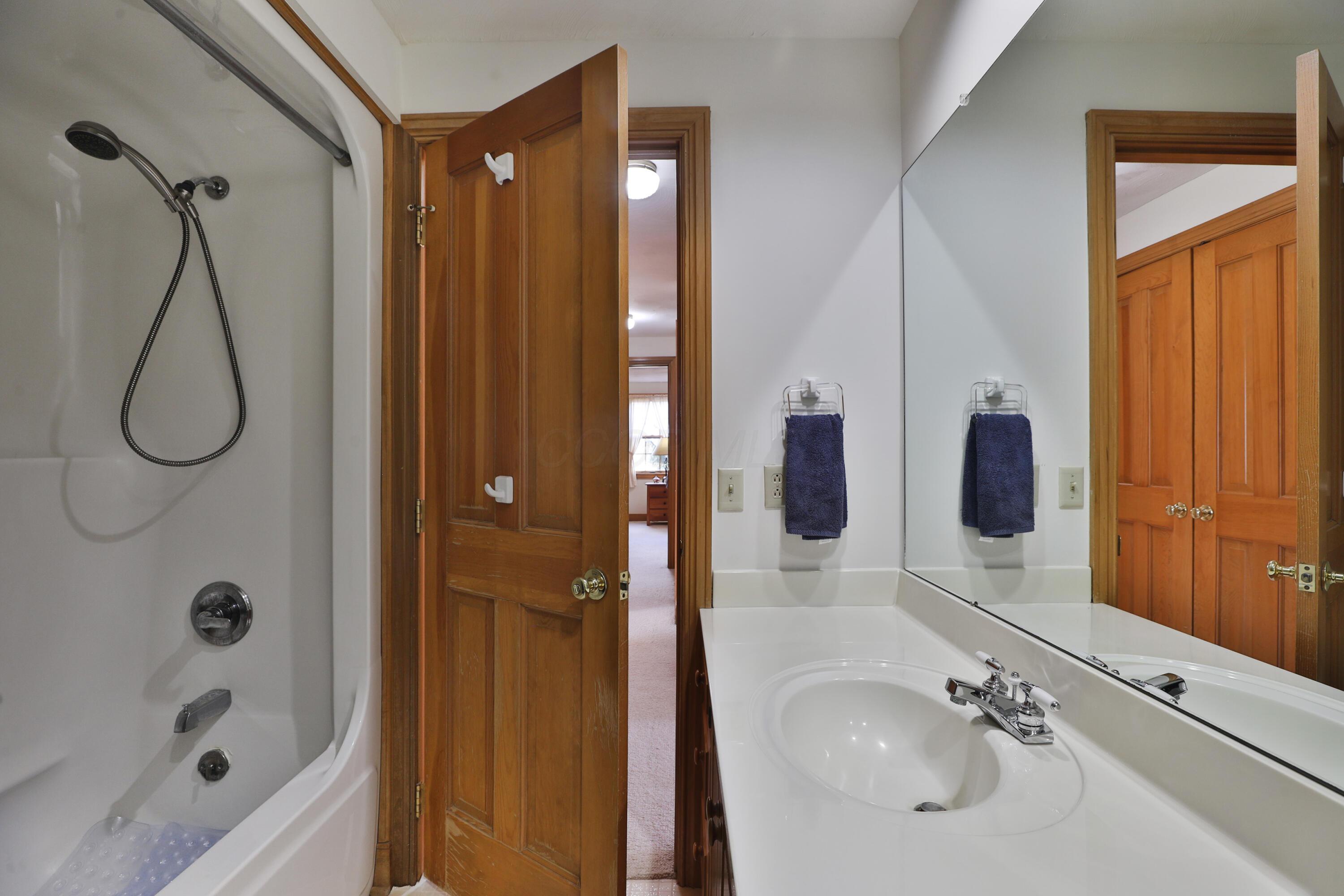 8871 Patterson Road Hilliard, OH 43026 - Photo 21 of 42 2nd floor hall bath