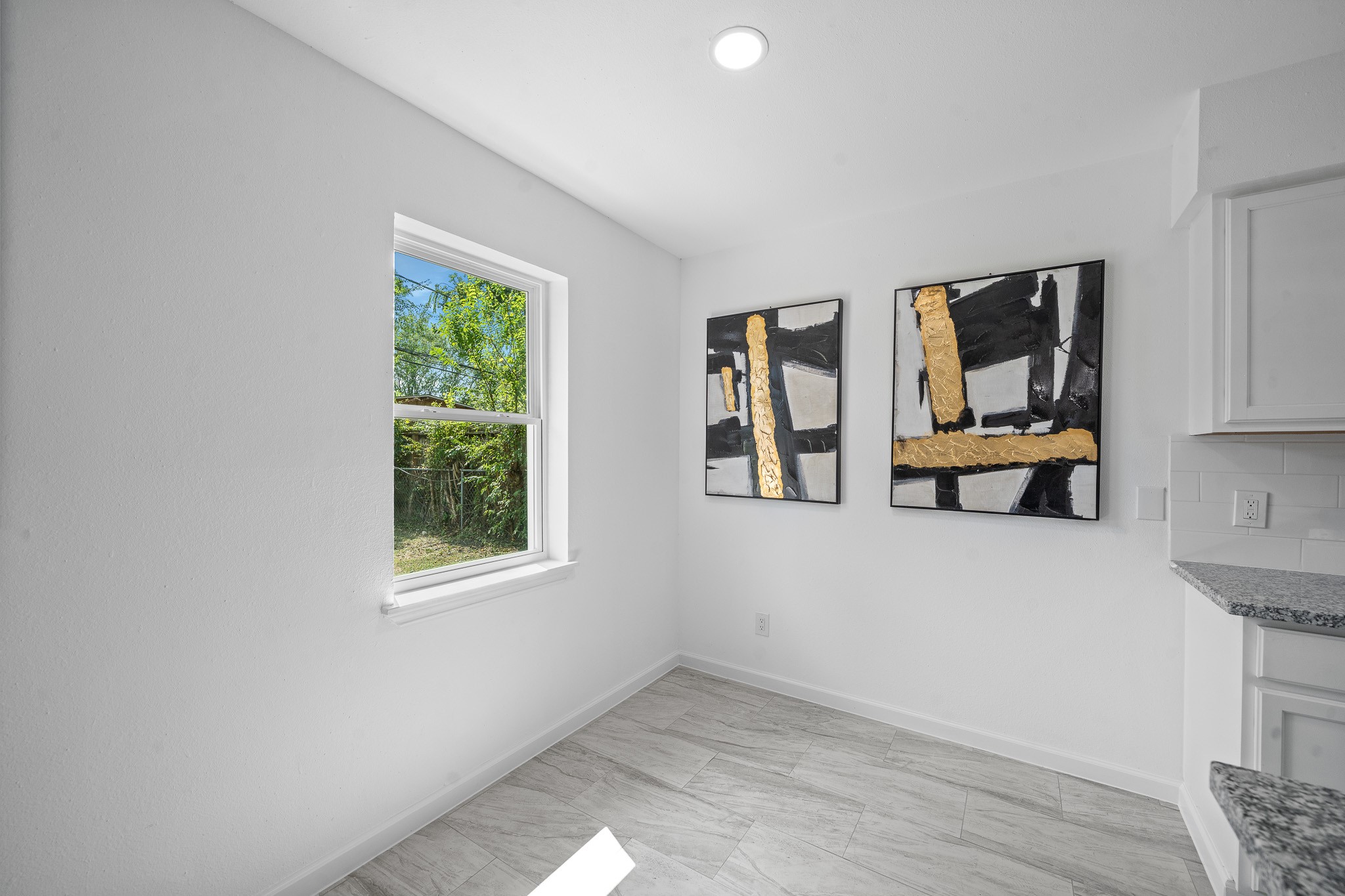 15415 West Hampton Circle Houston, TX 77071 - Photo 17 of 35 an empty room with windows