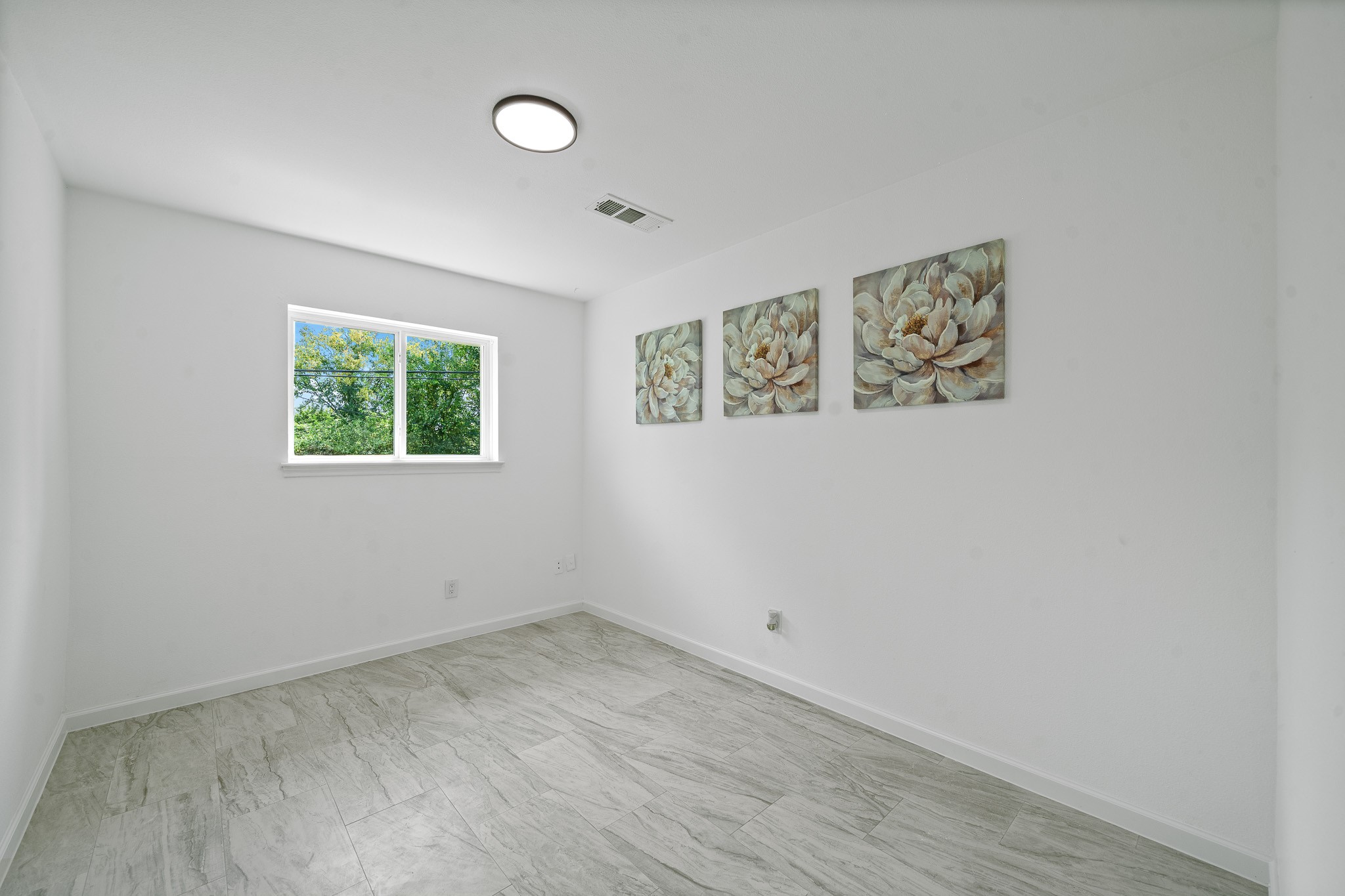 15415 West Hampton Circle Houston, TX 77071 - Photo 22 of 35 an empty room with windows