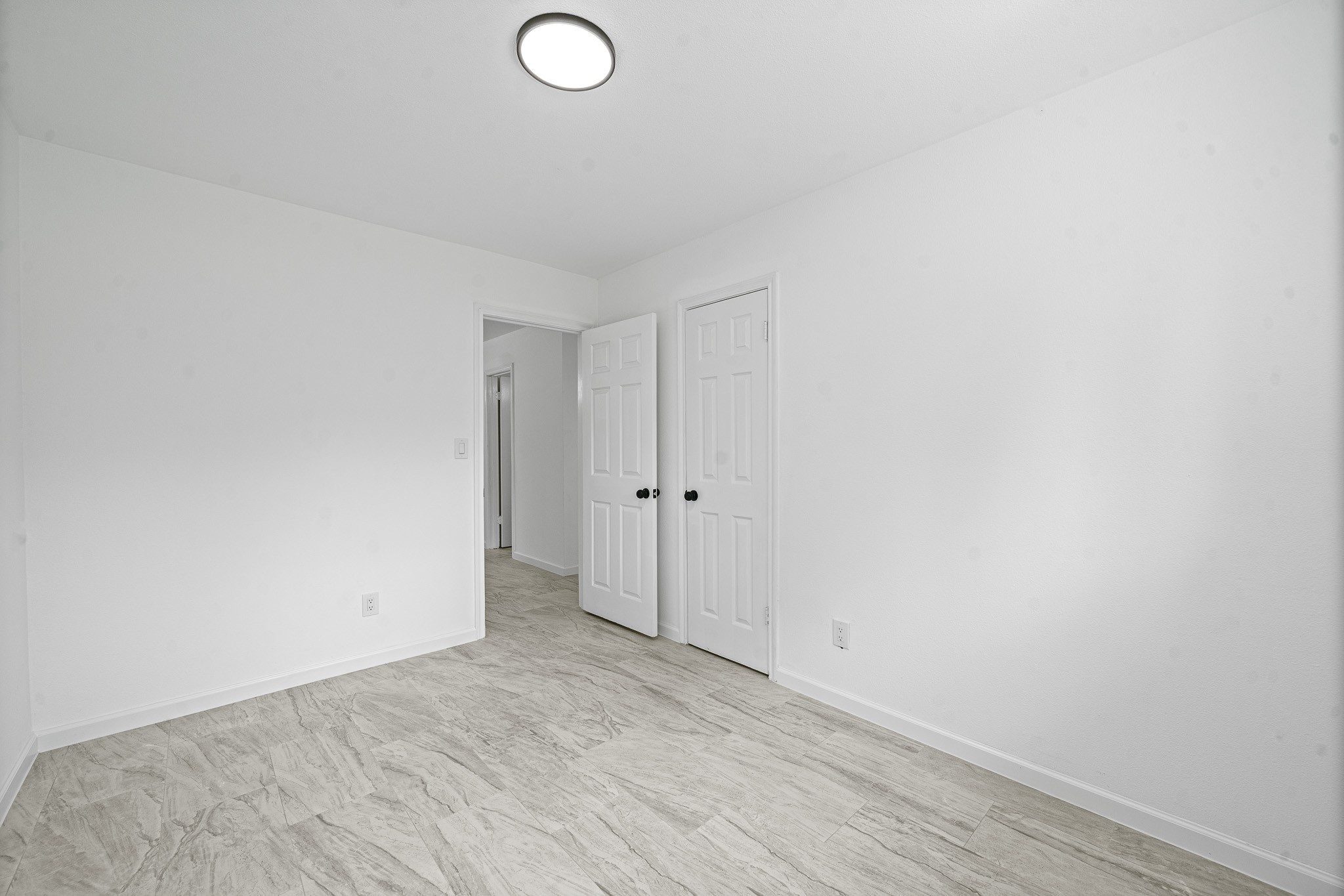 15415 West Hampton Circle Houston, TX 77071 - Photo 23 of 35 a view of an empty room