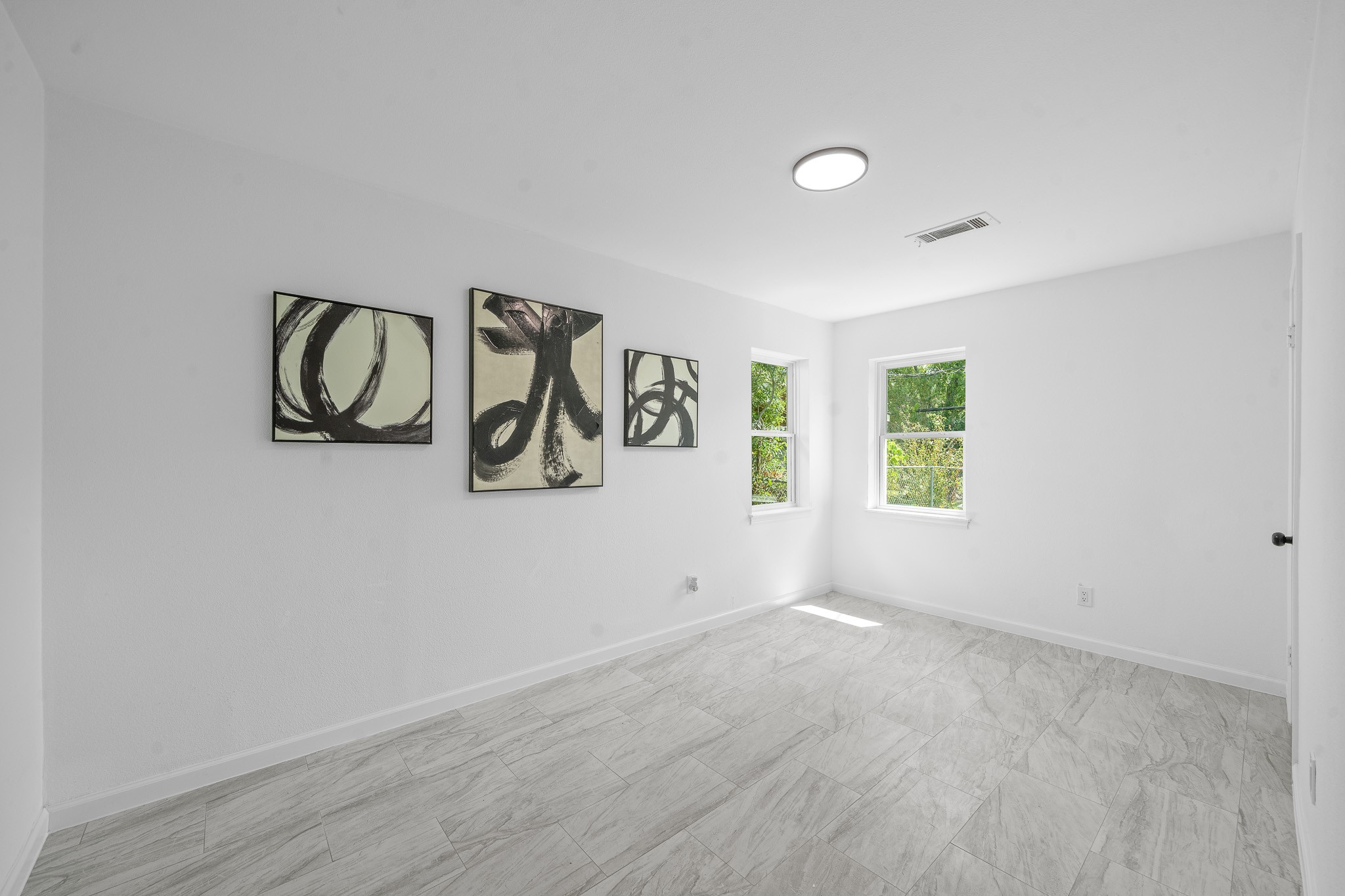 15415 West Hampton Circle Houston, TX 77071 - Photo 25 of 35 an empty room with windows and view