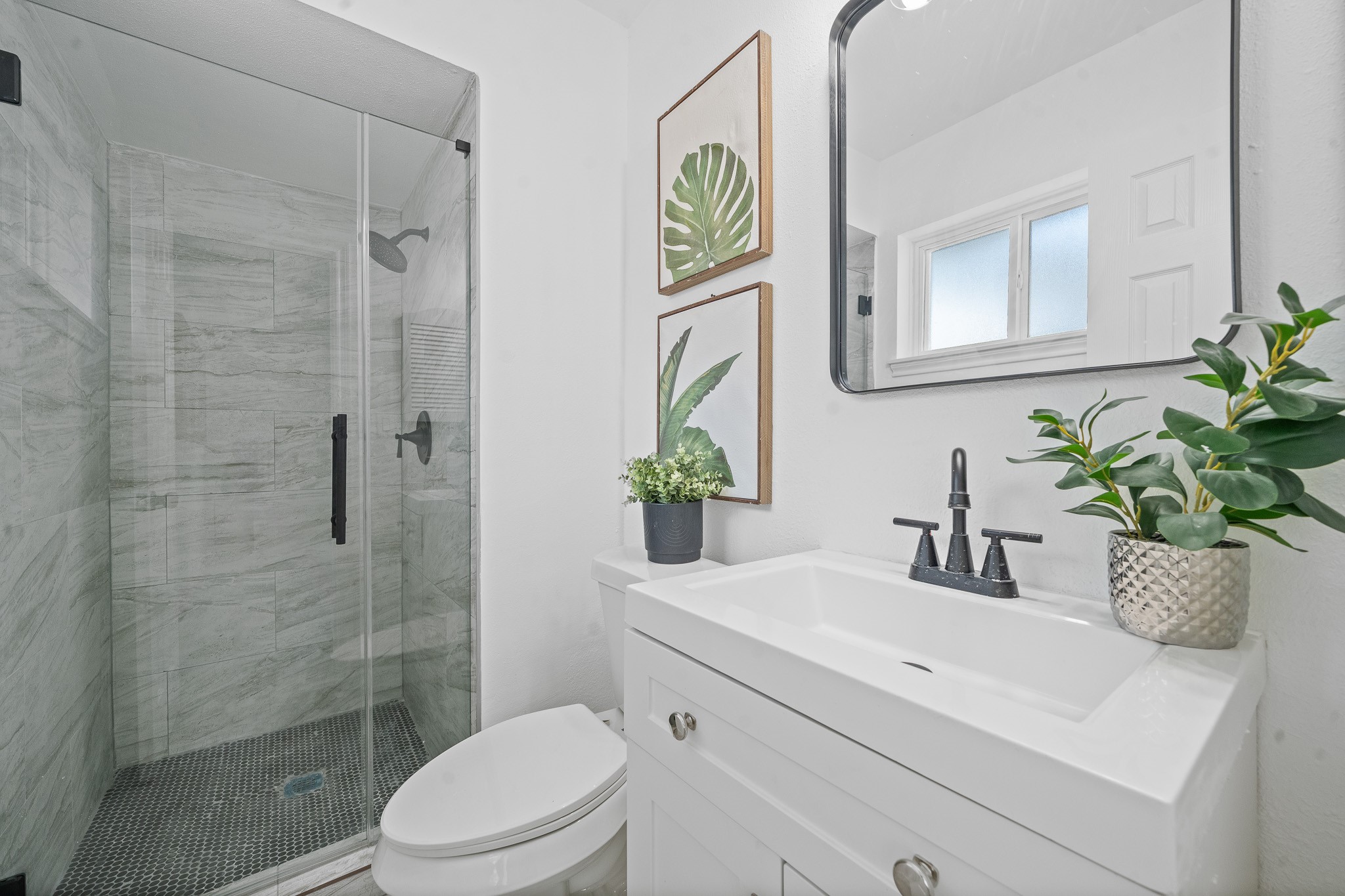 15415 West Hampton Circle Houston, TX 77071 - Photo 31 of 35 a bathroom with a sink a toilet and shower