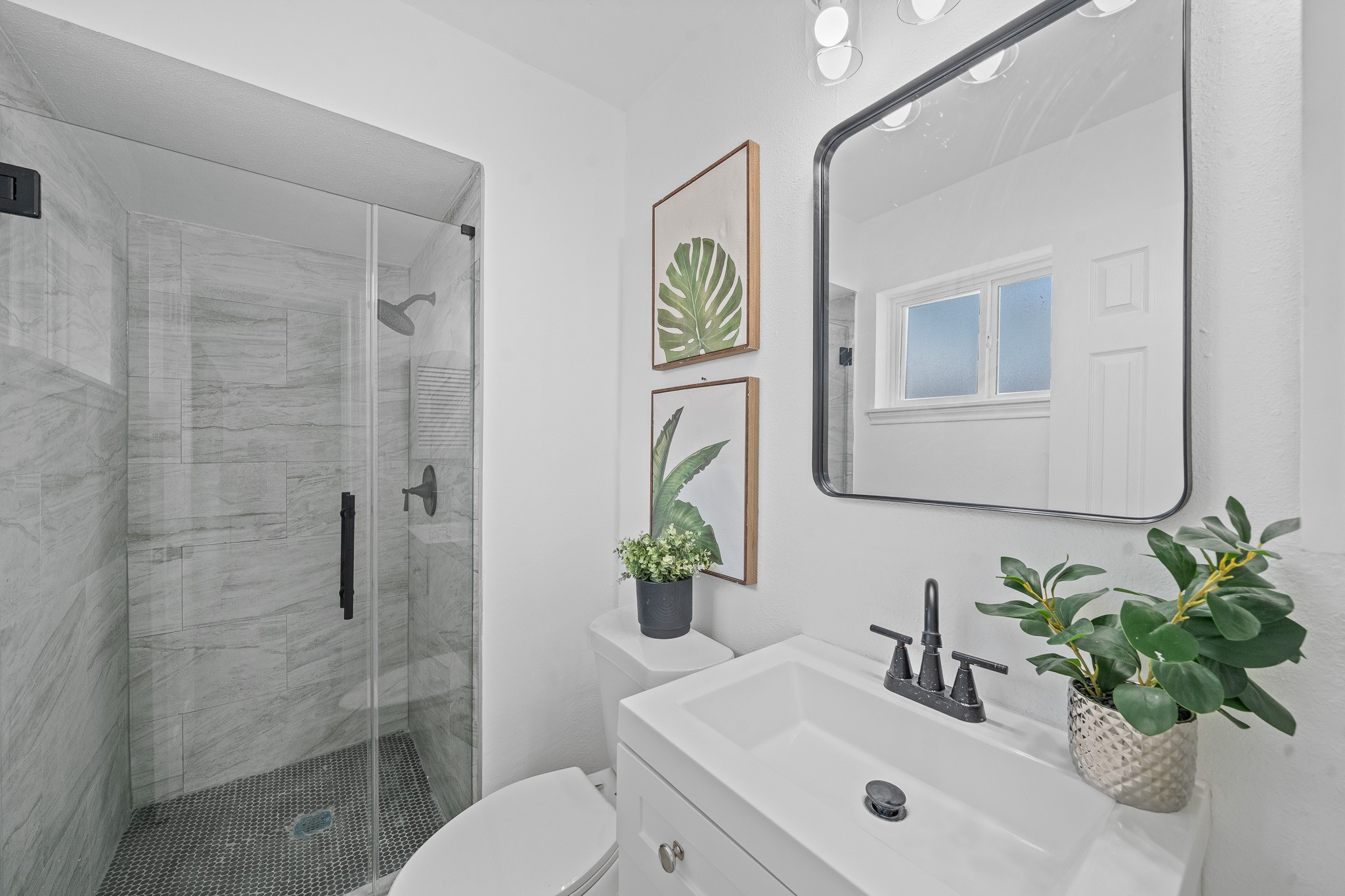 15415 West Hampton Circle Houston, TX 77071 - Photo 32 of 35 a bathroom with a sink a toilet and a mirror