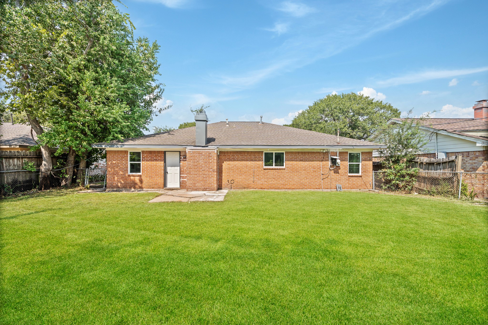 15415 West Hampton Circle Houston, TX 77071 - Photo 34 of 35 a front view of a house with a garden