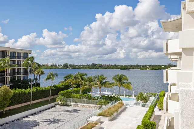 a view of gallery with hallway
