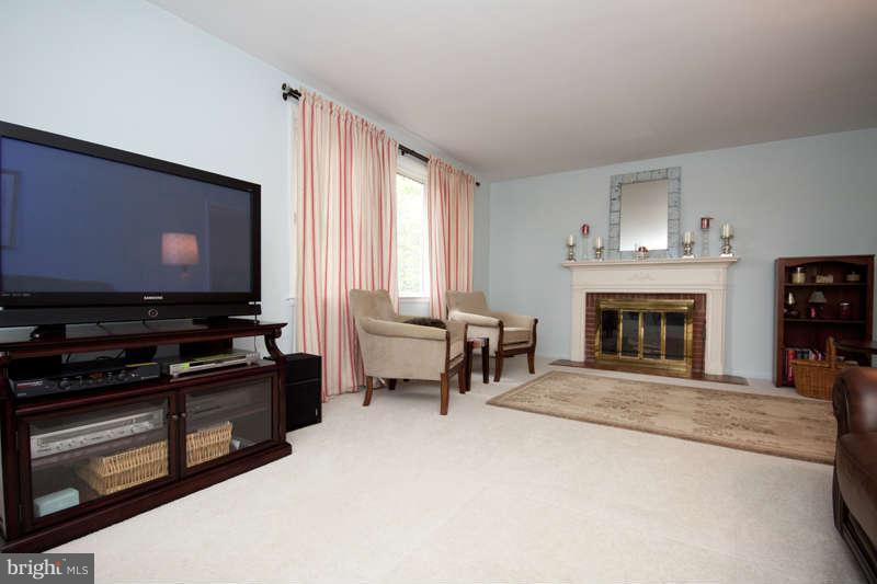 1314 Heather Hill Road Baltimore, MD 21239 - Photo 3 of 25 Family Room