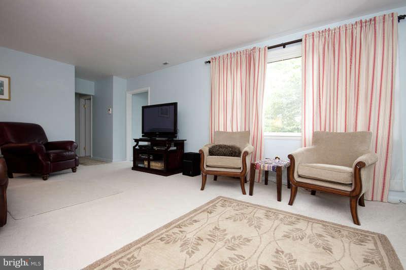 1314 Heather Hill Road Baltimore, MD 21239 - Photo 4 of 25 Family Room