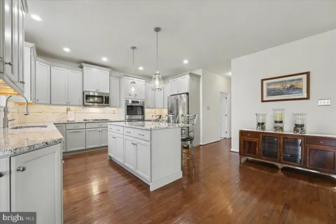 $725,000 | 230 Ironstone Lane, Elverson, PA 19520