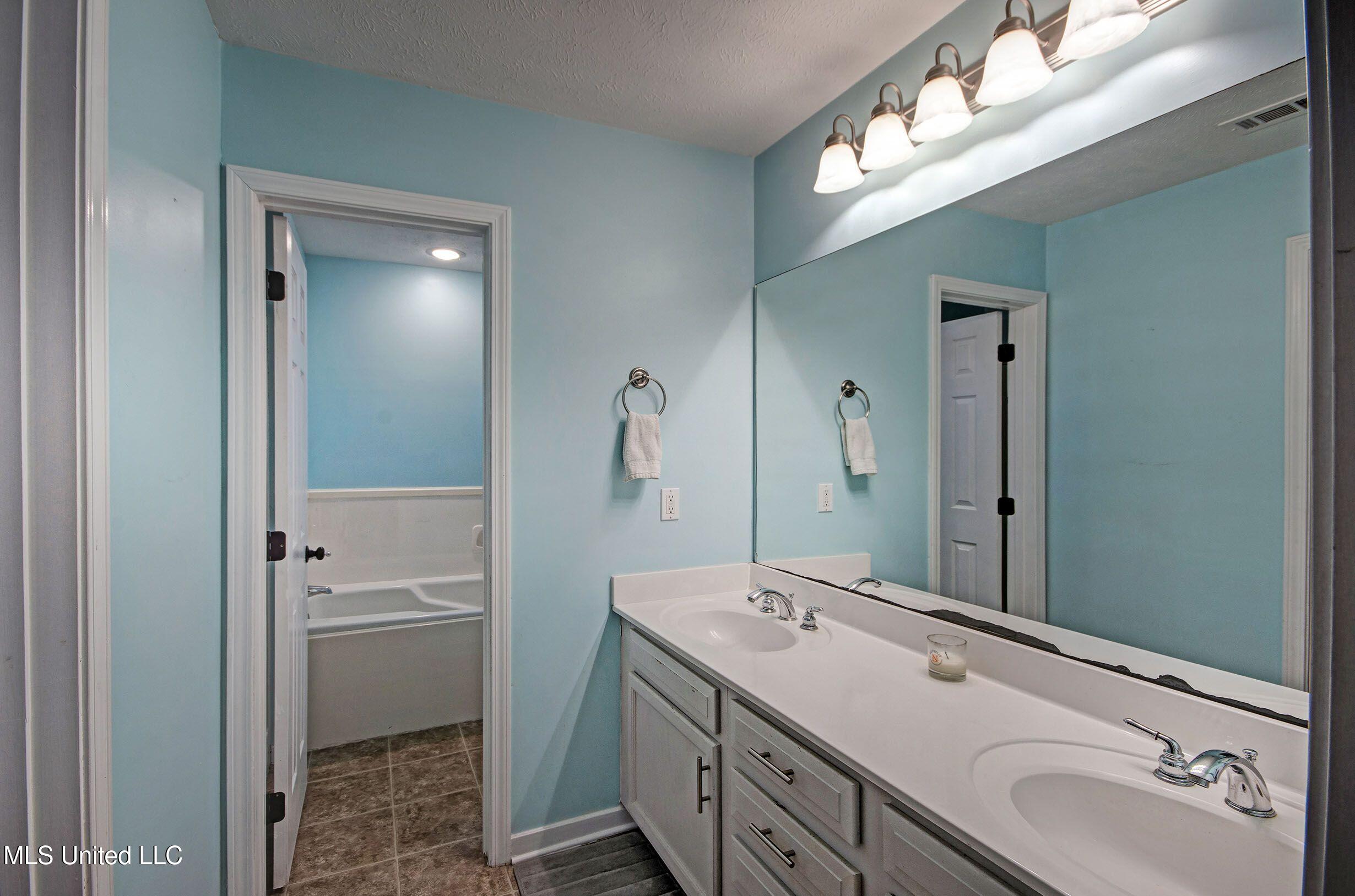 625 Post Oak Place Pearl, MS 39208 - Photo 16 of 24 post oak primary bath