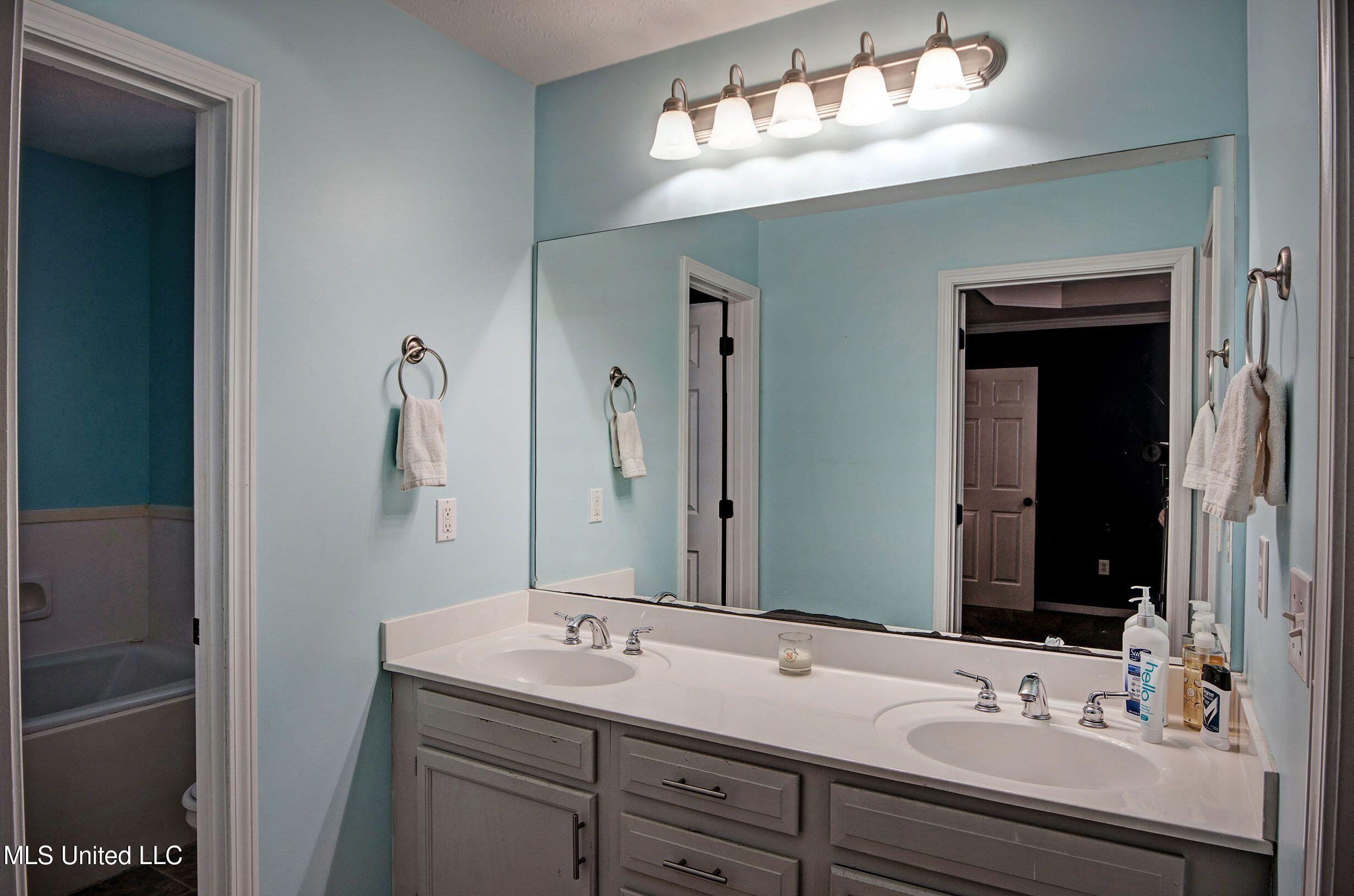 625 Post Oak Place Pearl, MS 39208 - Photo 17 of 24 post oak primary bath 3