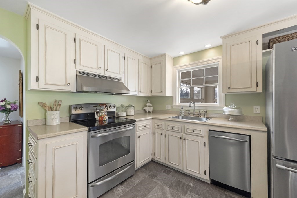 7 Nason Road Saugus, MA 01906 - Photo 9 of 34 Gallery Image 9